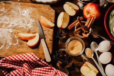 Sonbahar elmalı pasta pişirme kavramı. Yukarıdan mutfak masasında görüntüleyin. Pişirme süreci malzemeler ile pişirme. 