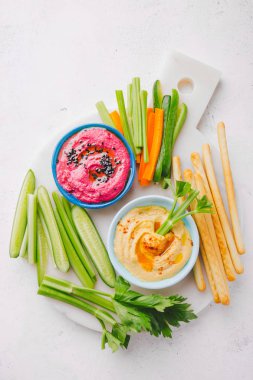 İştah açıcı Vejetaryen Sağlıklı küçük kase kesme tahtası üzerinde kesme Makarna Sosları dips. Yukarıdan görüntüleyin. Sağlıklı detoks kilo kaybı kavramı. 
