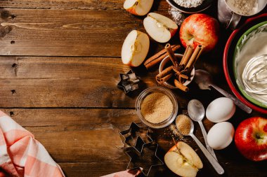 Sonbahar elmalı pasta pişirme kavramı. Yukarıdan mutfak masasında görüntüleyin. Pişirme süreci malzemeler ile pişirme. 