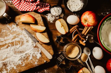 Sonbahar elmalı pasta pişirme kavramı. Yukarıdan mutfak masasında görüntüleyin. Pişirme süreci malzemeler ile pişirme. 