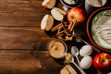 Sonbahar elmalı pasta pişirme kavramı. Yukarıdan mutfak masasında görüntüleyin. Pişirme süreci malzemeler ile pişirme. 