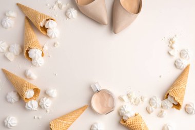 Yaz bahar kadın ihale arka plan. Yukarıdan şakayık, Ayakkabı, dondurma waffle koniler ve merengue üzerinde bej ile görüntüleyin. Kopya alanı ile üstten görünüm