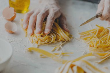Ev yapımı makarna yapma işlemi closeup. Şef olun taze geleneksel makarna çeşitleri 