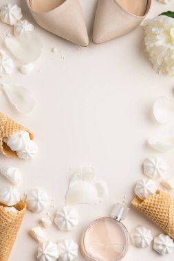 Yaz bahar kadın ihale arka plan. Yukarıdan şakayık, Ayakkabı, dondurma waffle koniler ve merengue üzerinde bej ile görüntüleyin. Kopya alanı ile üstten görünüm