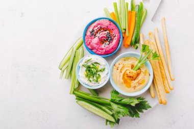 İştah açıcı Vejetaryen Sağlıklı küçük kase kesme tahtası üzerinde kesme Makarna Sosları dips. Yukarıdan görüntüleyin. Sağlıklı detoks kilo kaybı kavramı. 