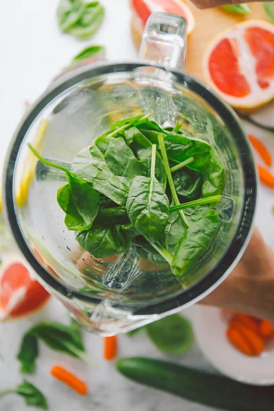 Adam pişirme taze meyve ve yeşil ıspanak ile sağlıklı detoks güler yüzlü. Yaşam tarzı detoks kavramı