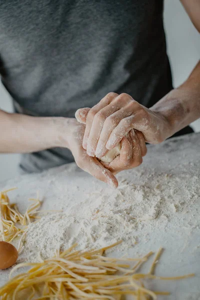 Ev yapımı makarna yapma işlemi closeup. Şef olun taze geleneksel makarna çeşitleri 