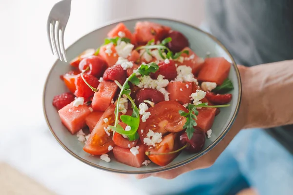 Jovem Que Segura Salada Verão Saborosa Fresca Com Frutas Bagas — Fotografia de Stock