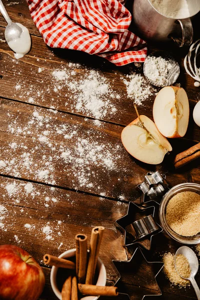 Sonbahar elmalı pasta pişirme kavramı. Yukarıdan mutfak masasında görüntüleyin. Pişirme süreci malzemeler ile pişirme. 