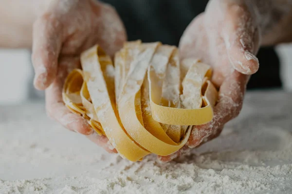 Närbild Processen Att Göra Matlagning Hemlagad Pasta Kocken Gör Färska — Stockfoto
