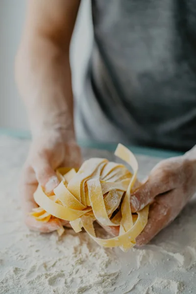 Nahaufnahme Des Herstellungsprozesses Von Hausgemachter Pasta Chef Macht Frische Italienische — Stockfoto