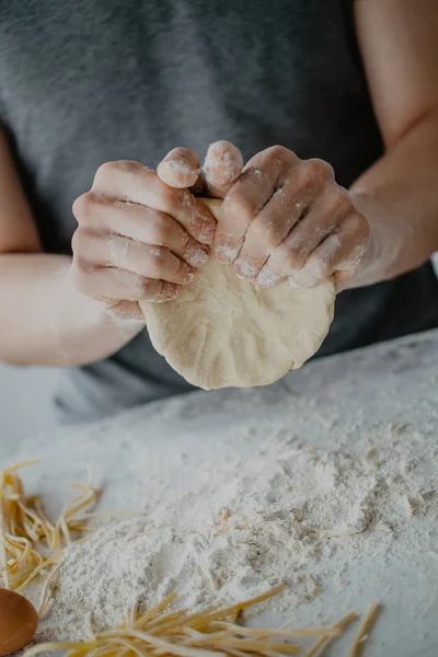 Vértes Folyamata Főzés Házi Tészta Chef Hogy Friss Olasz Hagyományos — Stock Fotó