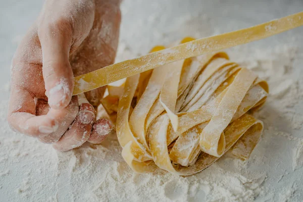 Ev yapımı makarna yapma işlemi closeup. Şef olun taze geleneksel makarna çeşitleri 