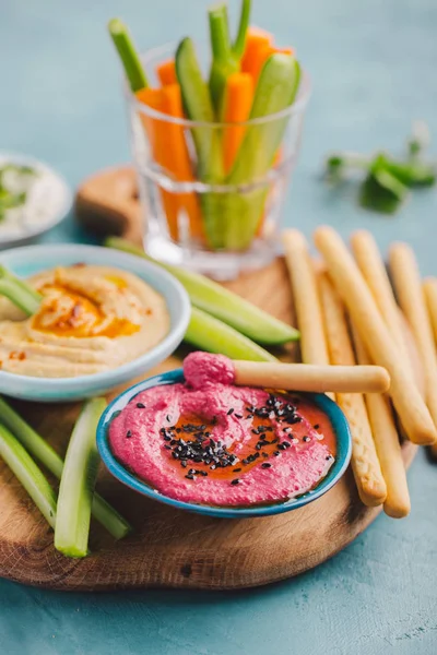 İştah açıcı Vejetaryen Sağlıklı küçük kase kesme tahtası üzerinde kesme Makarna Sosları dips. Yukarıdan görüntüleyin. Sağlıklı detoks kilo kaybı kavramı. 