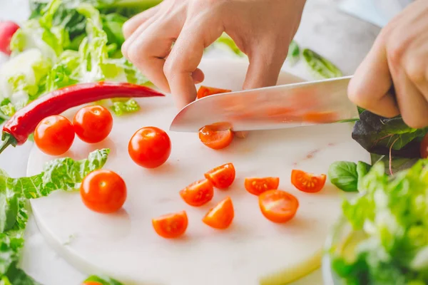Taze yemek hazırlama adam masada sağlıklı salata detoks. Portre