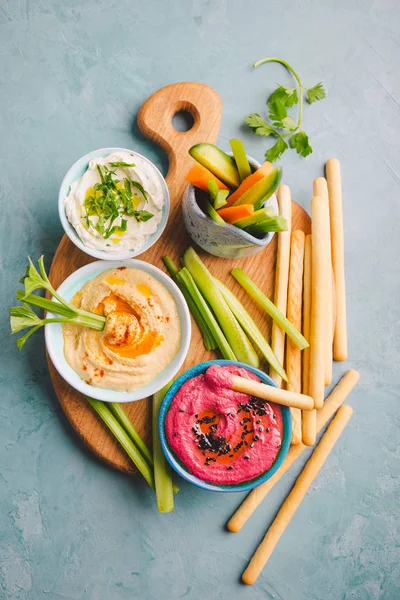 İştah açıcı Vejetaryen Sağlıklı küçük kase kesme tahtası üzerinde kesme Makarna Sosları dips. Yukarıdan görüntüleyin. Sağlıklı detoks kilo kaybı kavramı. 