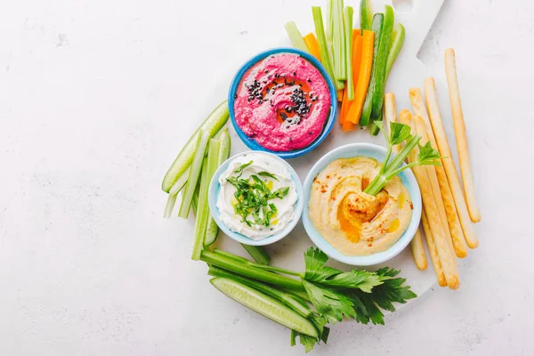 Appetitliche Vegetarische Gesunde Dips Saucen Kleinen Schälchen Mit Geschnittenem Gemüse — Stockfoto