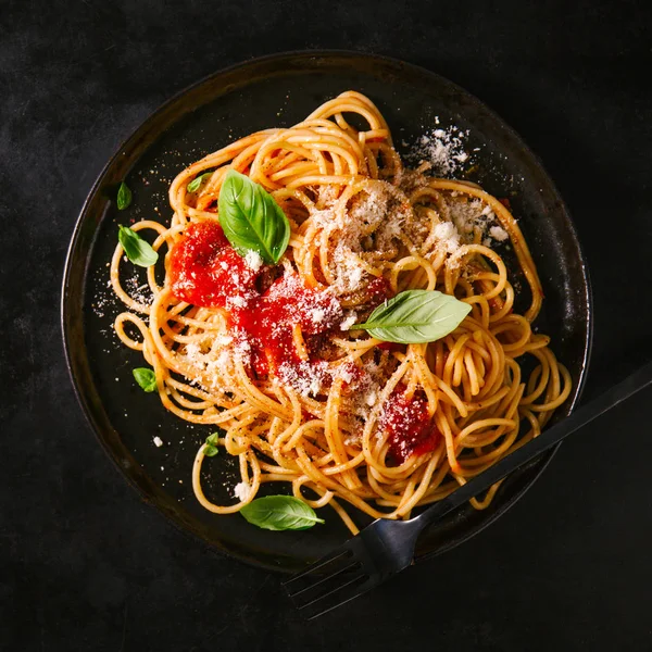 Tasty Apetyczny Klasyczne Włoskie Spaghetti Makaron Sosem Pomidorowym Ser Parmezan — Zdjęcie stockowe