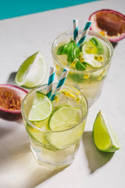 Fresca Limonata Estiva Con Ghiaccio Lime Frutto Della Passione Sfondo — Foto Stock