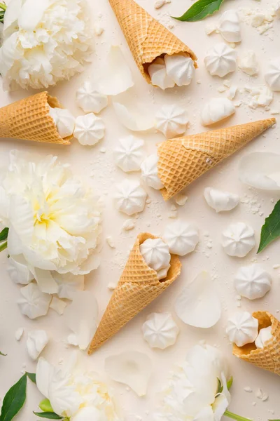 Yaz bahar arka plan ihale. Yukarıdan şakayık, kiraz, dondurma waffle koniler ve merengue üzerinde bej ile görüntüleyin. Kopya alanı ile üstten görünüm
