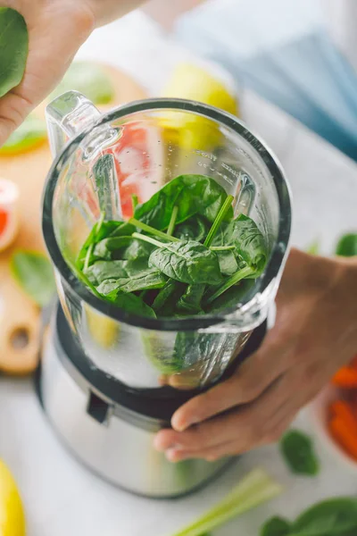 男子烹饪健康的排毒冰鲜水果和绿色菠菜 生活方式排毒概念 — 图库照片