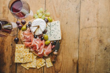 Antika ahşap masa üzerinde eski Yönetim Kurulu lezzetli Akdeniz meze