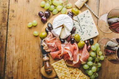 Antika ahşap masa üzerinde eski Yönetim Kurulu lezzetli Akdeniz meze