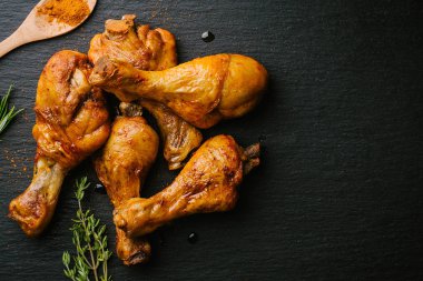 Lezzetli iştah açıcı Barbekü tavuk budu ile baharat siyah arduvaz arka plan üzerine kavrulmuş. Yukarıdan kopya alanı ile göster. 