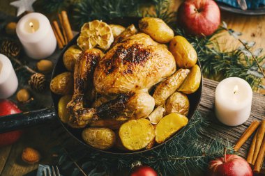 Noel lezzetli tavuk yemek masası üzerinde tava üzerinde. Noel yemeği kavramı. Yukarıdan görüntülemek.