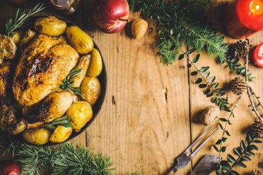Noel lezzetli tavuk yemek masası üzerinde tava üzerinde. Noel yemeği kavramı. Yukarıdan görüntülemek.
