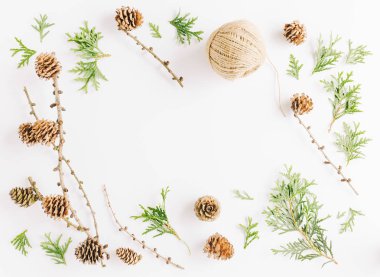 Çam kozalakları ve Hediyelik aksesuar beyaz masaya kaydırma Noel Noel düz yatırın. Üstten görünüm