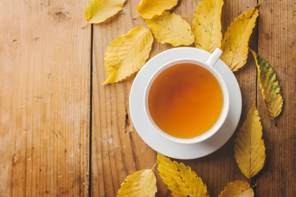 Herfst Hete Thee Cup Houten Achtergrond Met Herfst Bladeren Horizontaal — Stockfoto