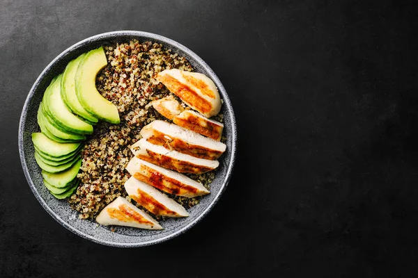 Sağlıklı Yemek Salata Buda Top Quinoa Tavuk Avokado Masada Yukarıdan — Stok fotoğraf