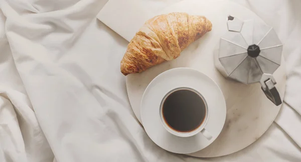 Smakelijke Klassieke Ontbijt Geserveerd Bed Een Kop Dampende Koffie Croissant — Stockfoto