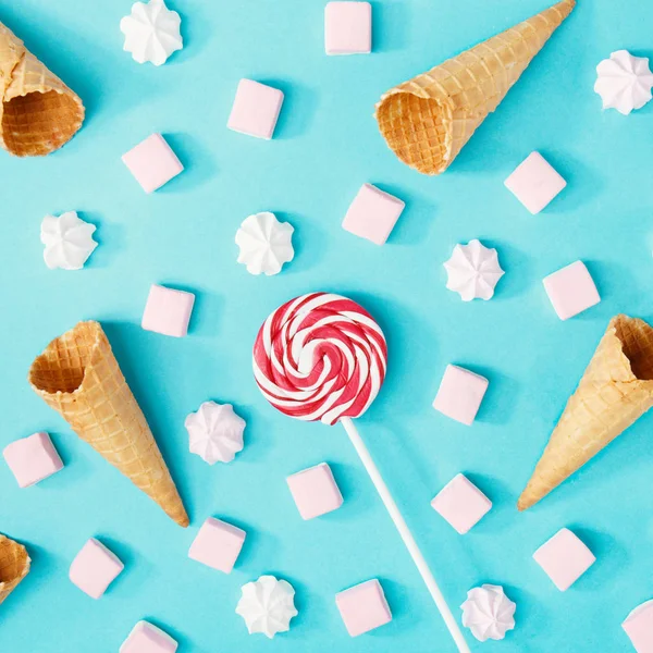 Top View Blue Background Composed Marshmallows Ice Cream Cones Lollipop — Stock Photo, Image