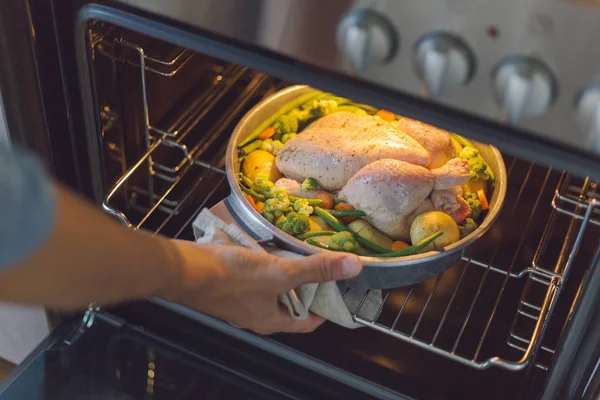 Cocinar Poniendo Pollo Crudo Con Verduras Horno Concepto Cocina Casera — Foto de Stock