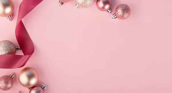 Felülről Lövés Fényes Csillogó Baubles Áll Sorban Rózsaszín Háttér Karácsonyi — Stock Fotó