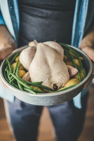 Koka Innehav Kyckling Med Grönsaker Redo Att Lägga Till Ugnen — Stockfoto