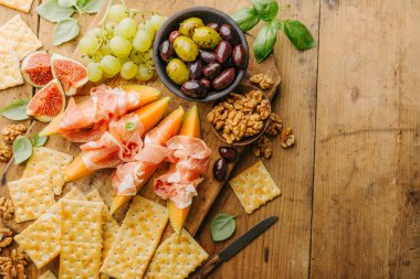 Lezzetli İspanyolca Akdeniz meze vintage ahşap masa üzerinde eski yönetim kurulu. Üstten görünüm 
