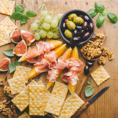 Lezzetli İspanyolca Akdeniz meze vintage ahşap masa üzerinde eski yönetim kurulu. Üstten görünüm 