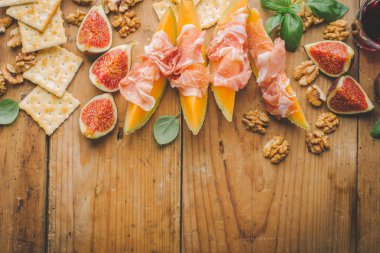 Lezzetli İspanyolca Akdeniz meze vintage ahşap masa üzerinde eski yönetim kurulu. Üstten görünüm 