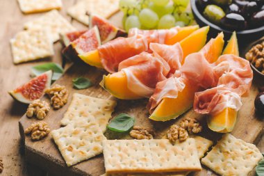 Lezzetli İspanyolca Akdeniz meze vintage ahşap masa üzerinde eski yönetim kurulu. Üstten görünüm 