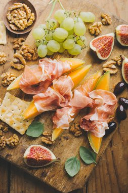 Lezzetli İspanyolca Akdeniz meze vintage ahşap masa üzerinde eski yönetim kurulu. Üstten görünüm 