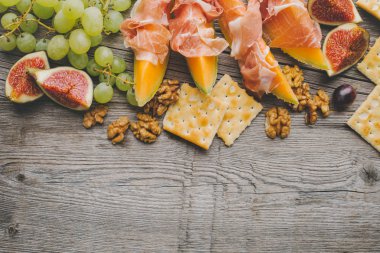 Lezzetli İspanyolca Akdeniz meze vintage ahşap masa üzerinde eski yönetim kurulu. Üstten görünüm 