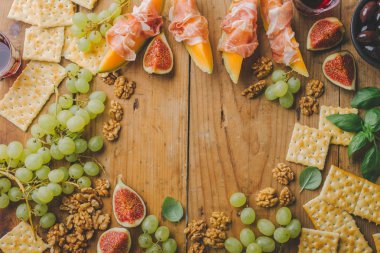 Lezzetli İspanyolca Akdeniz meze vintage ahşap masa üzerinde eski yönetim kurulu. Üstten görünüm 