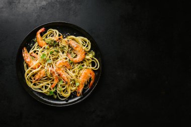 Lezzetli spagetti makarna mit karides ve soslu sos. Servis edildi ve yenmeye hazır. Kopyalama alanı ile yatay. 