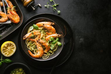 Lezzetli spagetti makarna mit karides ve soslu sos. Servis edildi ve yenmeye hazır. Kopyalama alanı ile yatay. 