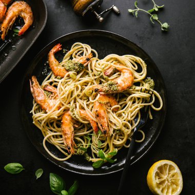 Lezzetli spagetti makarna mit karides ve soslu sos. Servis edildi ve yenmeye hazır. Kopyalama alanı ile yatay. 