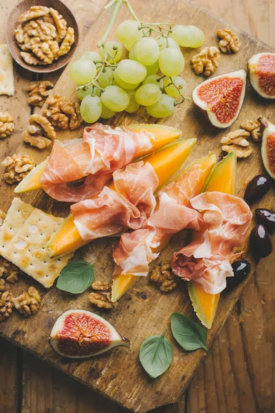 Lezzetli İspanyolca Akdeniz meze vintage ahşap masa üzerinde eski yönetim kurulu. Üstten görünüm 