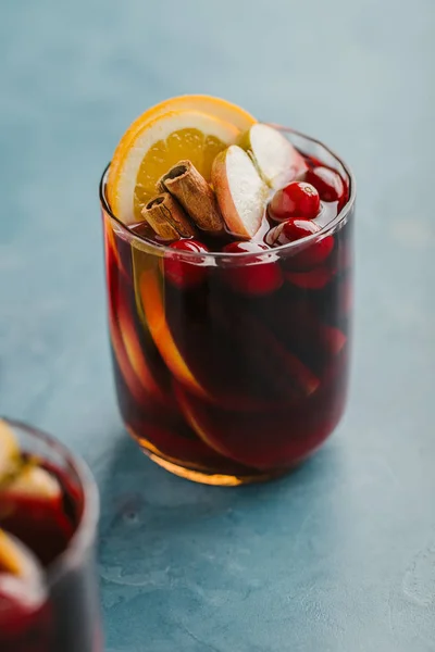 Vino Rimuginato Con Spezie Vetro Sul Tavolo Blu Concetto Cibo — Foto Stock